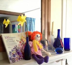 Skinny Liz, a daffodil, and 100 flowers to knit & crochet. Skinny Liz, a daffodil, and 100 flowers to knit & crochet.